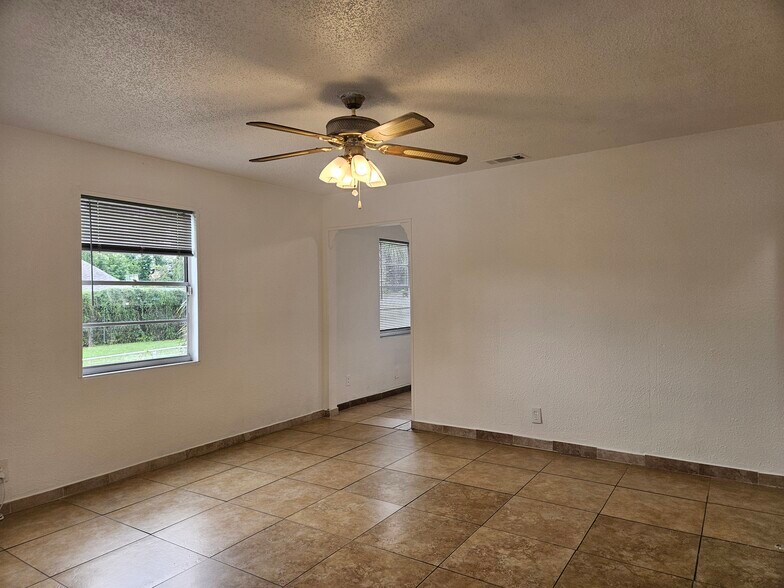 Building Photo - 1109 E Okaloosa Ave