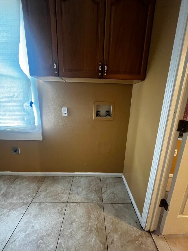 Building Photo - 2331 Saint Anthony St