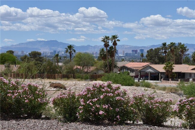 Primary Photo - 6889 Beverly Glen Ave