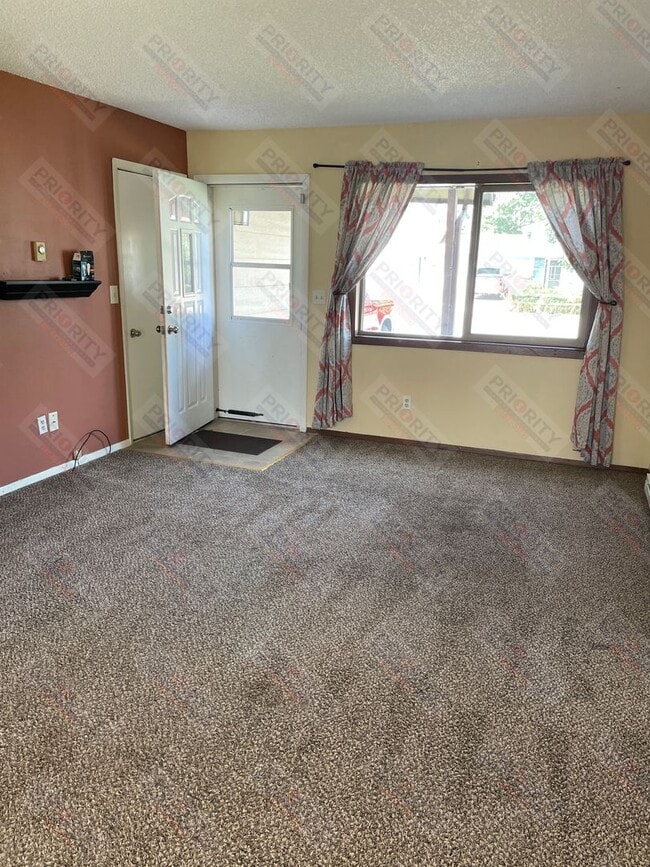Building Photo - 3 bedroom, 1.5 bath townhome