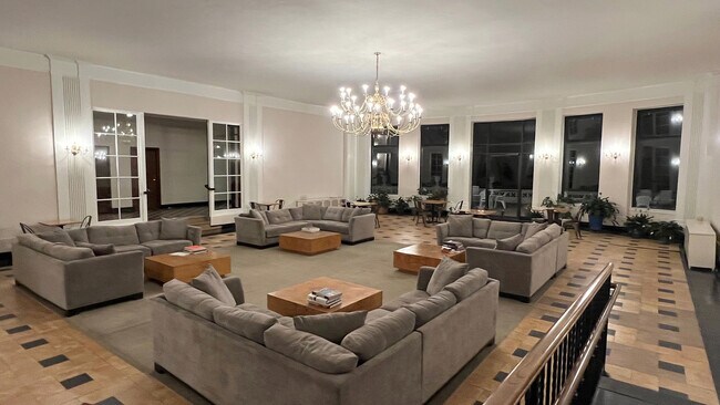 Building Photo - 1205 W Sherwin Ave