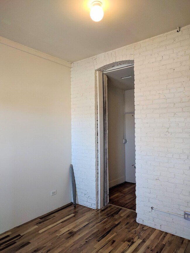 Building Photo - 934 W 19th St