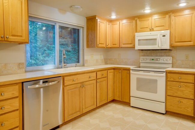 Building Photo - Remodeled Kent East Hill Split level