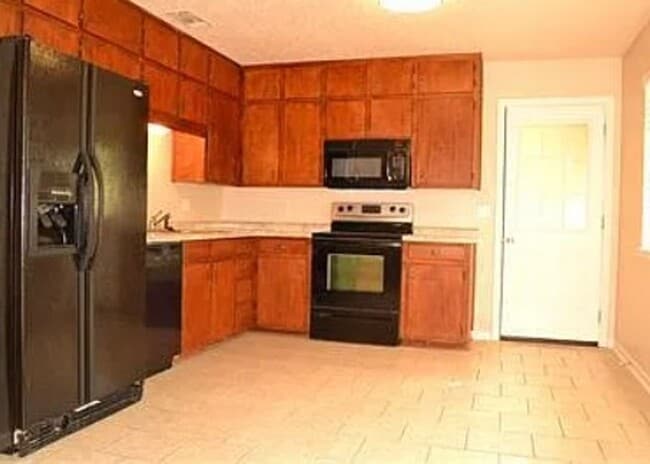 Building Photo - AVAILABLE SOON!