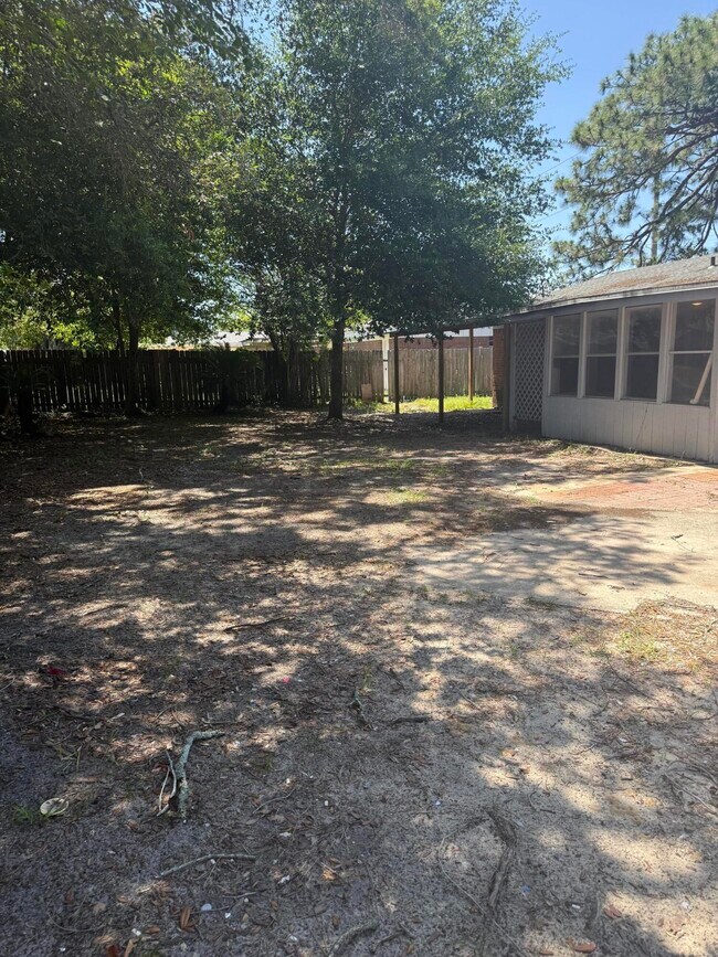 Building Photo - 700 Mayflower Ave