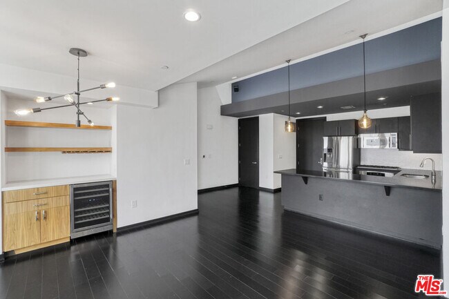 Building Photo - 655S S Hope St