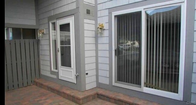 Building Photo - 372 Summerhaven Dr N