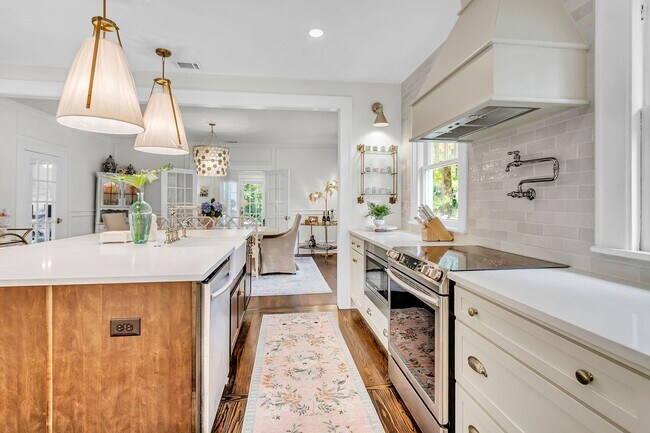 Building Photo - Completely Renovated Charming - 3 bedroom 2 bathroom home - 1108 Bonventure Rd, Savannah GA