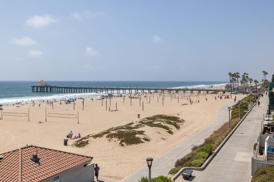 Building Photo - 716 The Strand