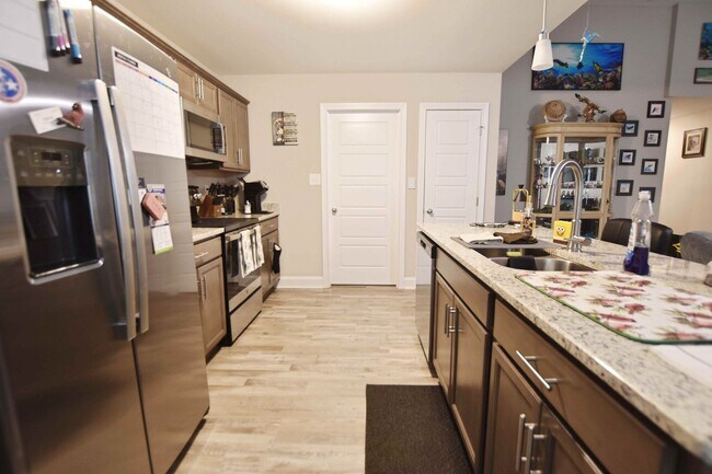 Building Photo - Pet Friendly Three Bedroom!