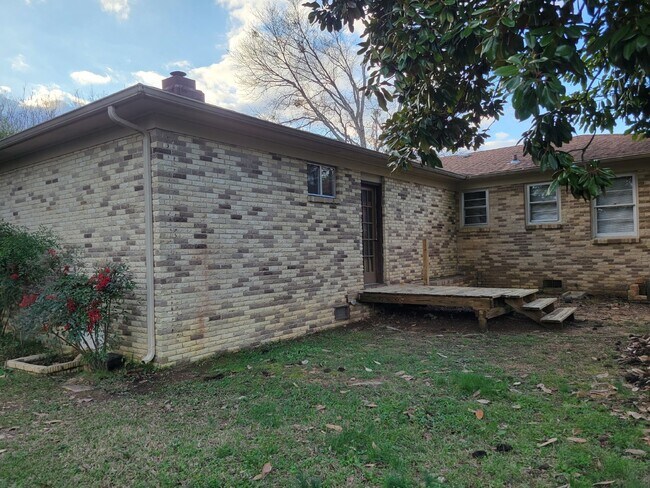 Building Photo - "Spacious 3-Bed Haven with Hardwood Floors in Huntsville – 2115 Sq Ft of Comfort!"