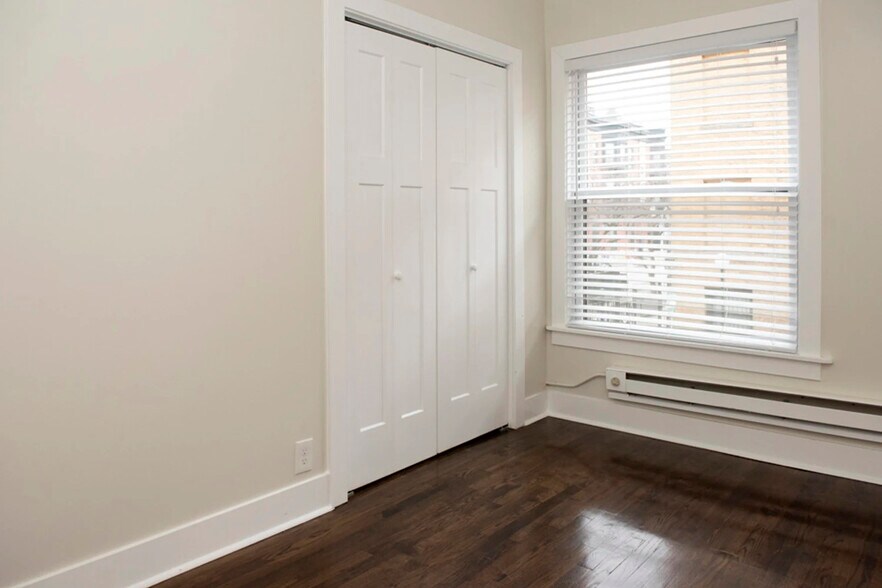 Building Photo - 730 W Roscoe St