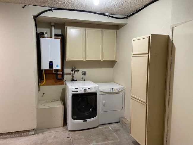 Building Photo - Completely Remodeled Townhouse in Fashion ...