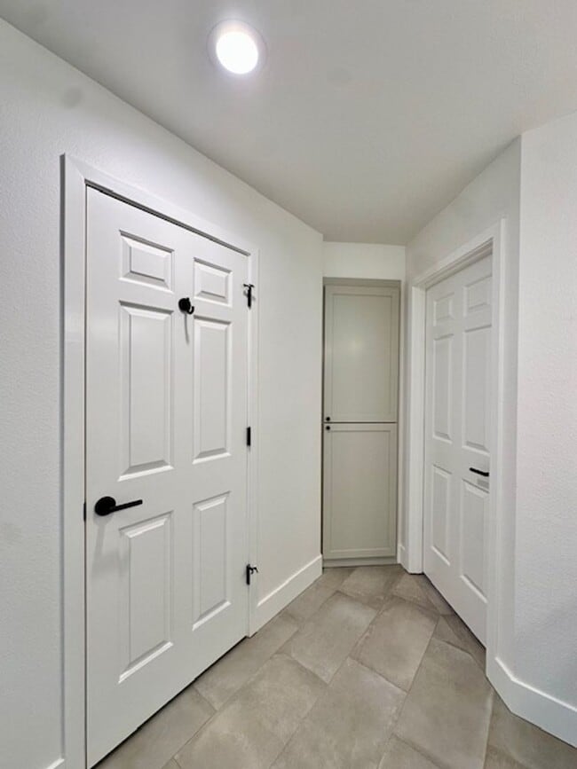 Building Photo - Riverfront Gated 2 Bedroom Luxury Condo!!