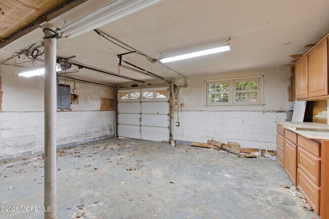 Building Photo - 536 River Dr