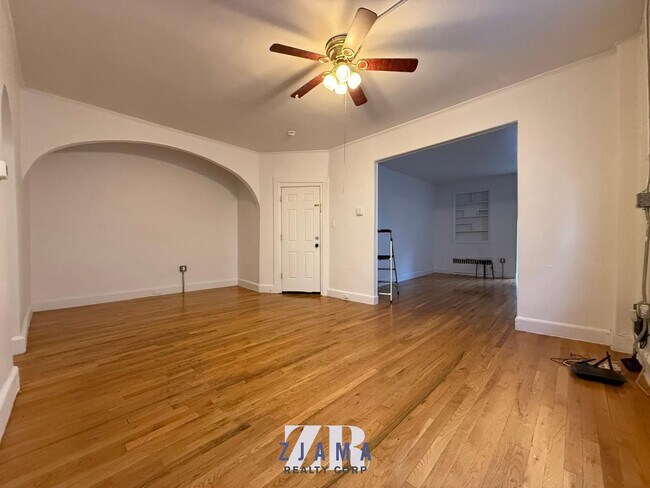 Building Photo - 240 Sullivan Pl