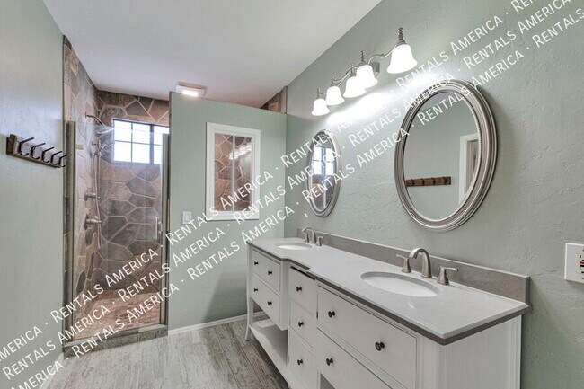 Building Photo - 10698 N Thunder Hill Pl