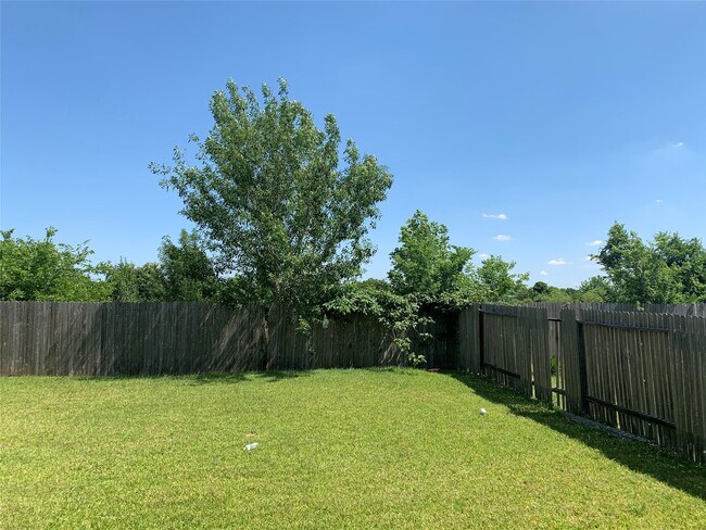 Building Photo - 3114 Junction Dr