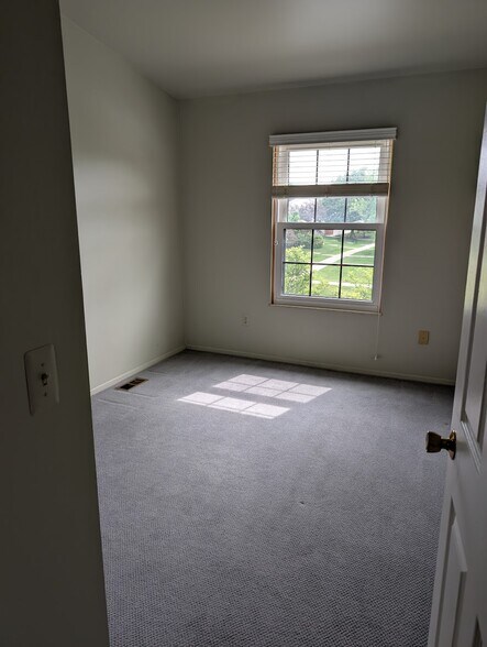 Building Photo - 38928 Country Cir