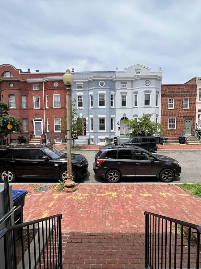 Building Photo - Newly Renovated Split Level Row Home in Tr...