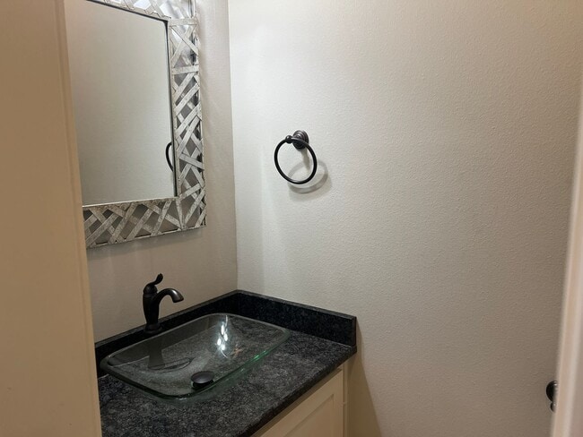 Building Photo - 3 Bed 2.5 Bath Townhome
