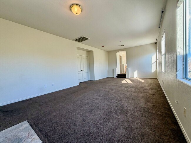 Building Photo - Lovely, large 4 bedroom