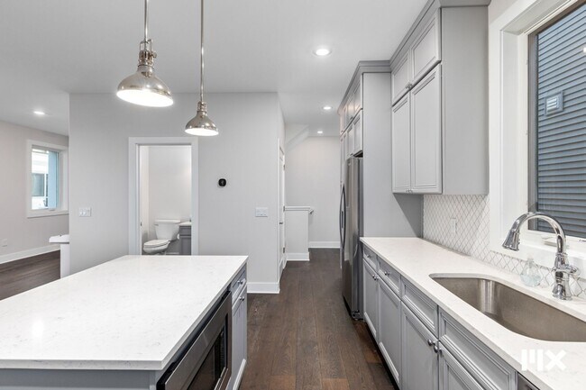 Building Photo - Two Bedroom Condo on Lookout Hill in Grand Rapids!