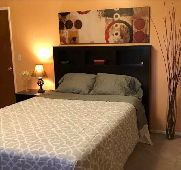 Furnished master bedroom with dresser - 553 W Park Ave