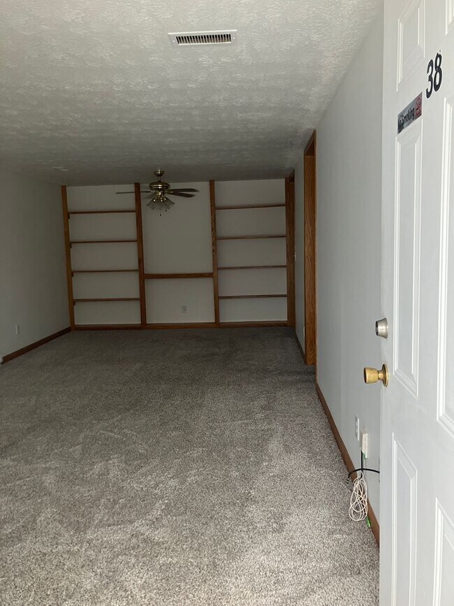 Building Photo - 38 Meadowview Terrace