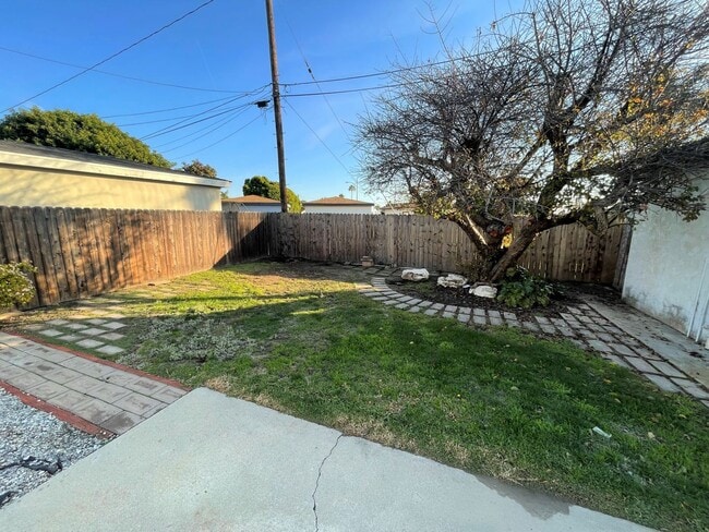 Building Photo - Central Ventura Home with Large Yard!
