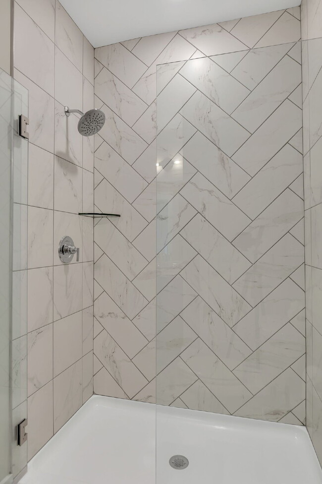 Building Photo - Better-than-new townhome in Highlands at S...