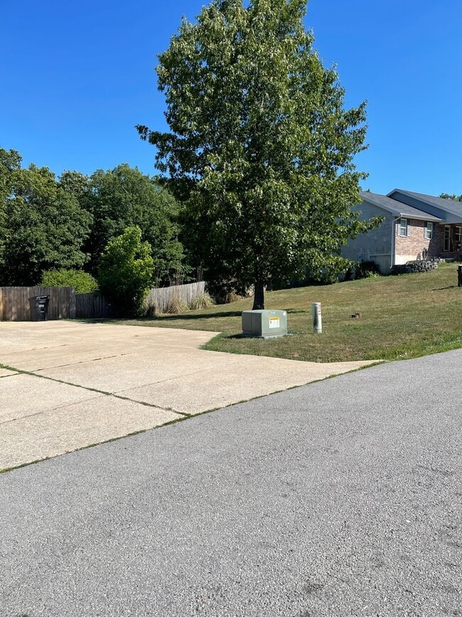 Building Photo - Available November 21st!   6 Month lease