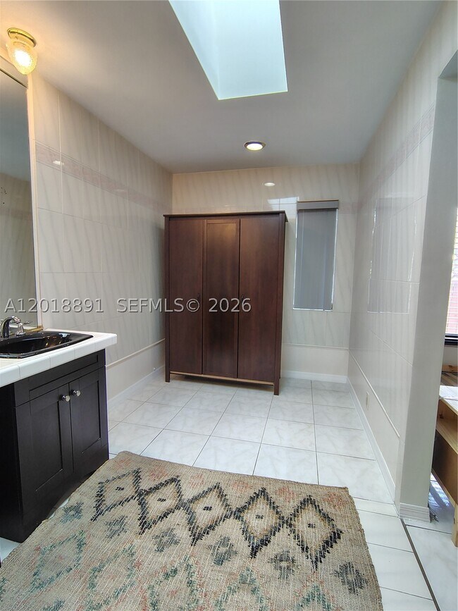 Building Photo - 1100 SW 88th Ave