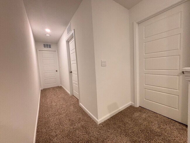 Building Photo - Never-Lived-In 3BR/2.5BA Townhome! Screened Lanai & Pond View!