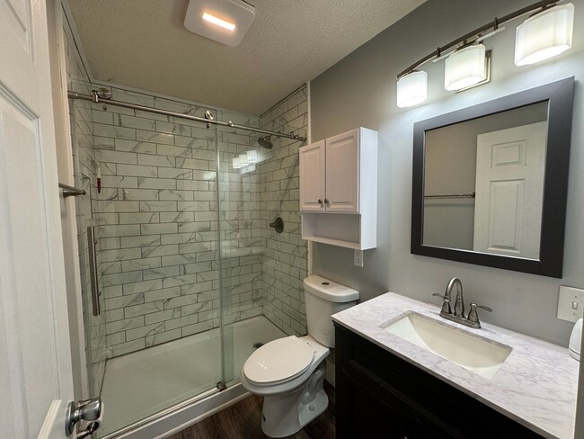 Building Photo - Recently Renovated 4 Bed/2 Bath House in H...