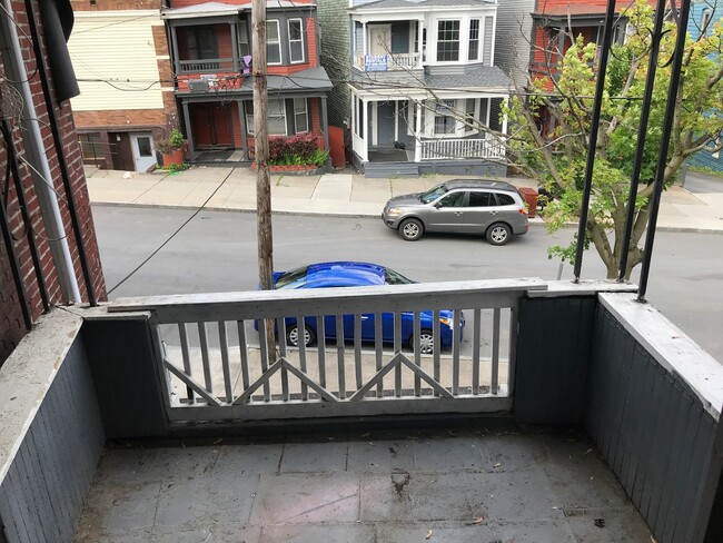 Building Photo - 4 bedroom, 1 bath