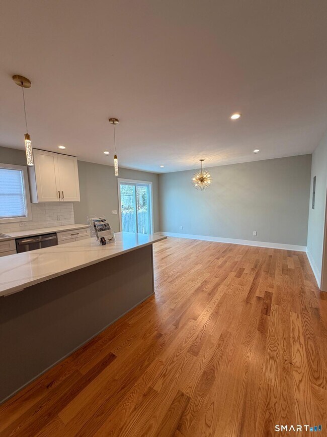 Building Photo - 20 Bouton St