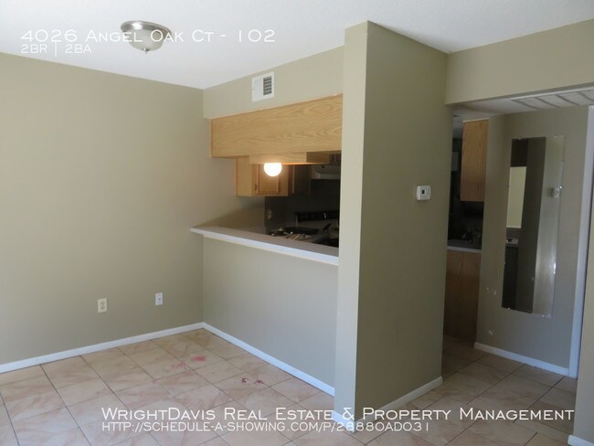Building Photo - 2/2 Condo in North Oaks with Pool