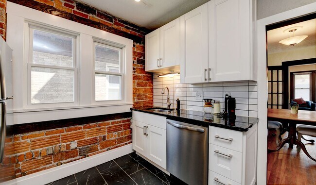 Building Photo - Charming 2-Bedroom Duplex in Franklin Park