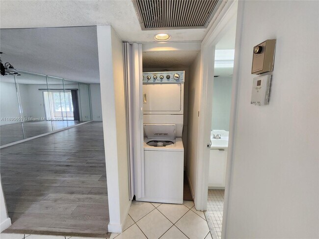 Building Photo - 1000 SW 128th Terrace