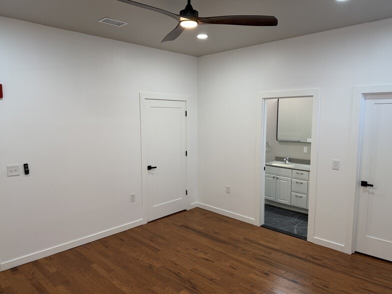 Building Photo - 711 Chew St