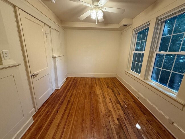 Building Photo - Beautiful 3 Bedroom Apartment