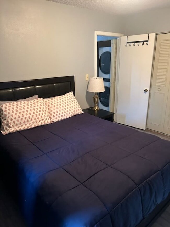 Building Photo - Furnished 1 Bed / 1 Bath – All Utilities Included