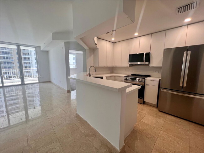 Primary Photo - 870 Brickell Bay Dr