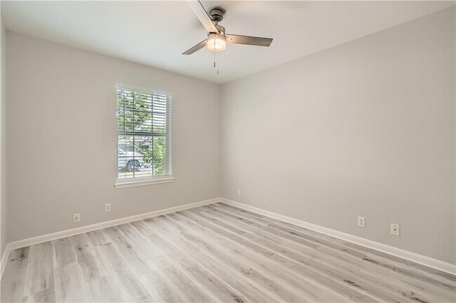 Building Photo - 102 Evergreen Cir