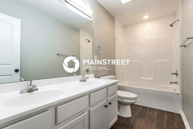 Building Photo - 3 Bedroom Pet-Friendly Home in Jeffersonville, IN with Main Street Renewal