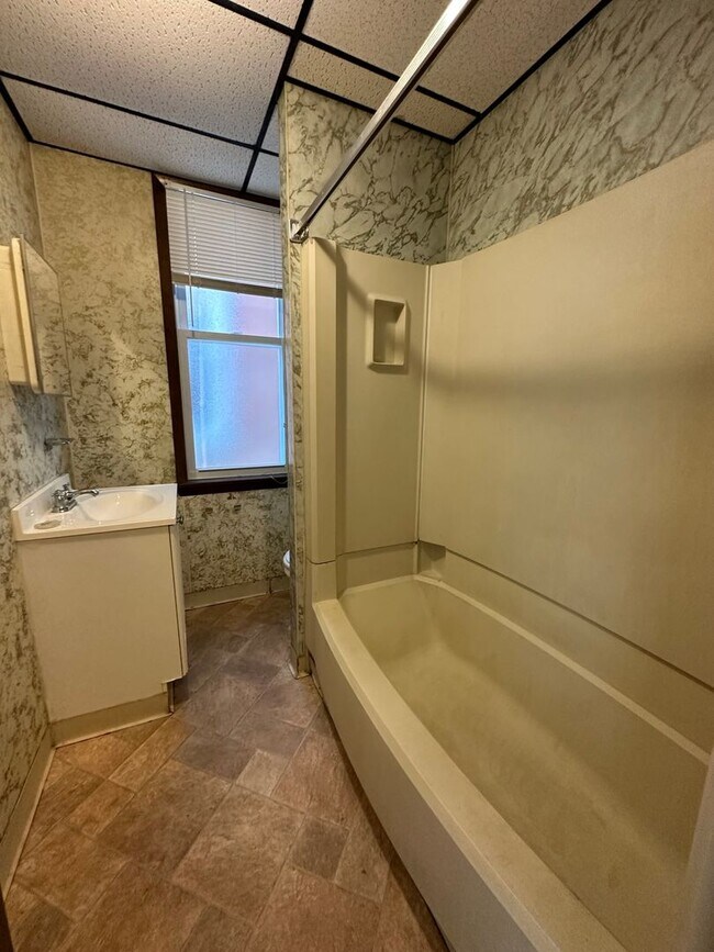 Building Photo - Cozy Two Bedroom Apartment! Great Oakland Location! Call Today!