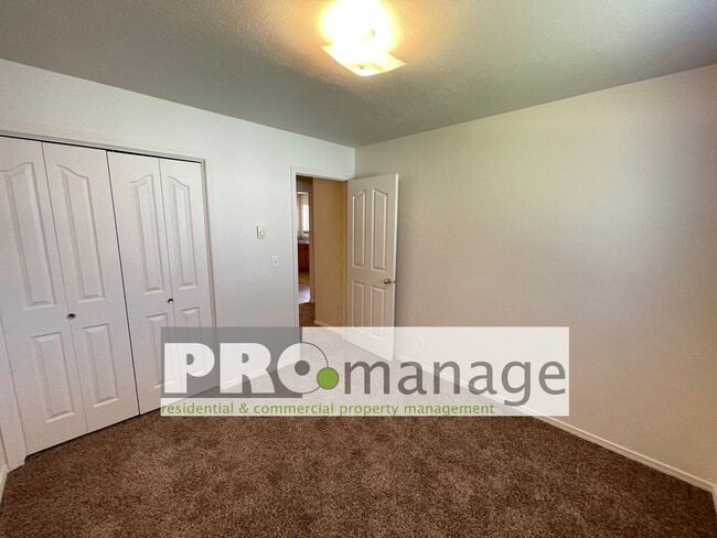 Building Photo - 3 Bed, 1 Bath Apartment w/ 1-Car Garage - Idaho Falls