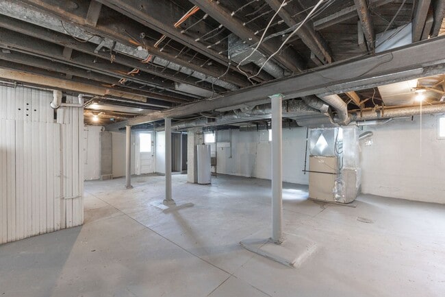 Building Photo - PRICE HILL - Stunning 4 bed 2 bath on quiet cul de sac street