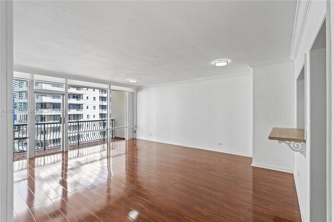 Building Photo - 1408 Brickell Bay Dr